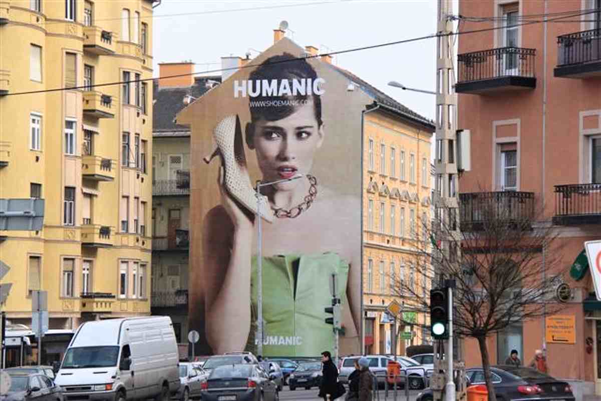 Реклама на брандмауэрах в Севастополе и Крыму